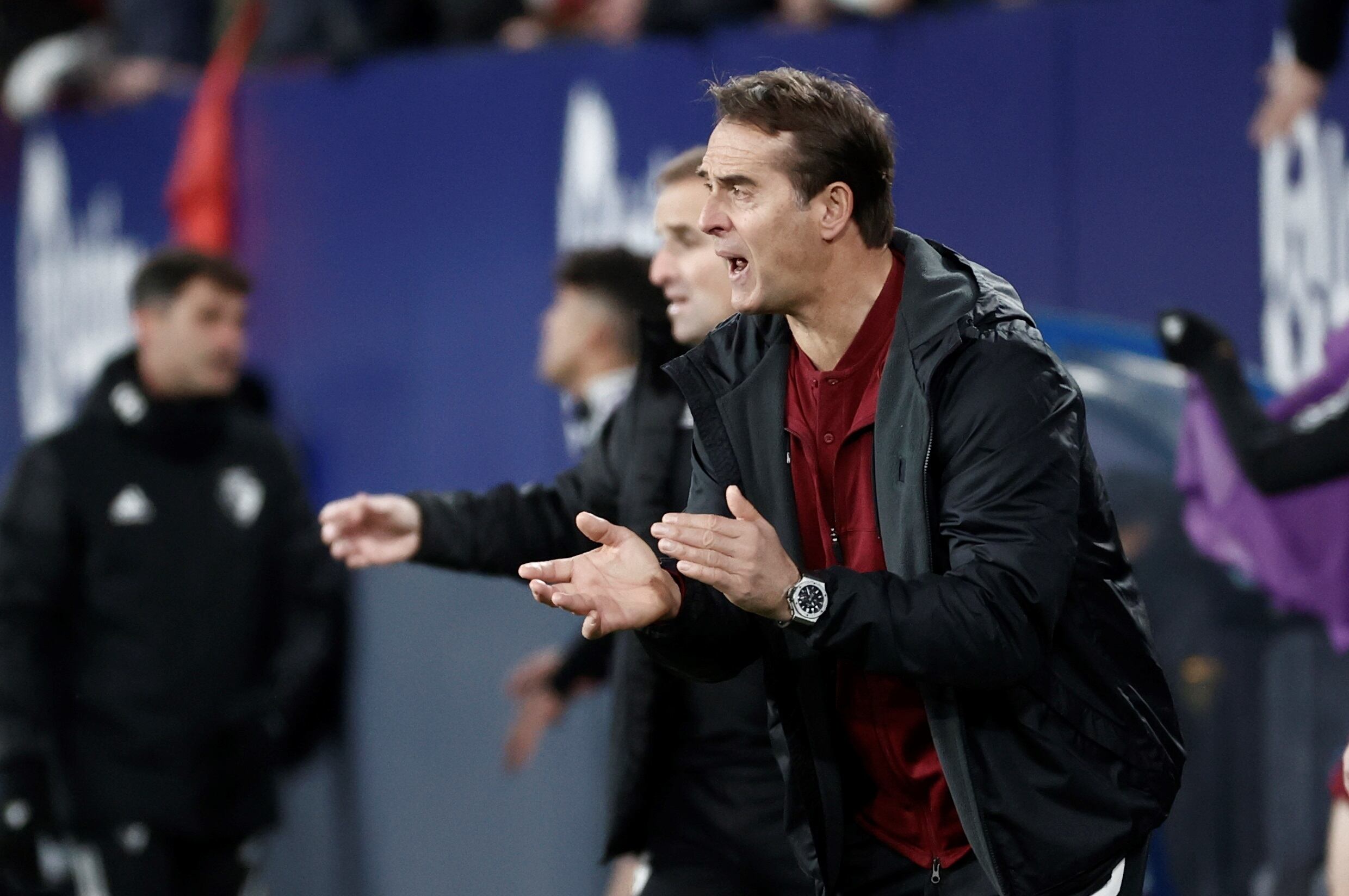 PAMPLONA, 05/02/2022.- El entrenador del Sevilla, Julen Lopetegui, durante el partido de Liga en Primera División ante Osasuna que disputan este sábado en el estadio de El Sadar, en Pamplona. EFE/Jesús Diges