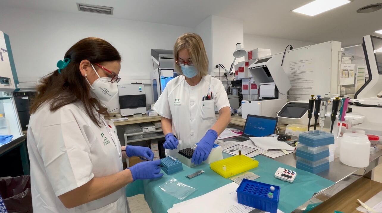 Dos profesionales sanitarias trabajan en estudios sobre el cáncer en el Hospital de Jaén