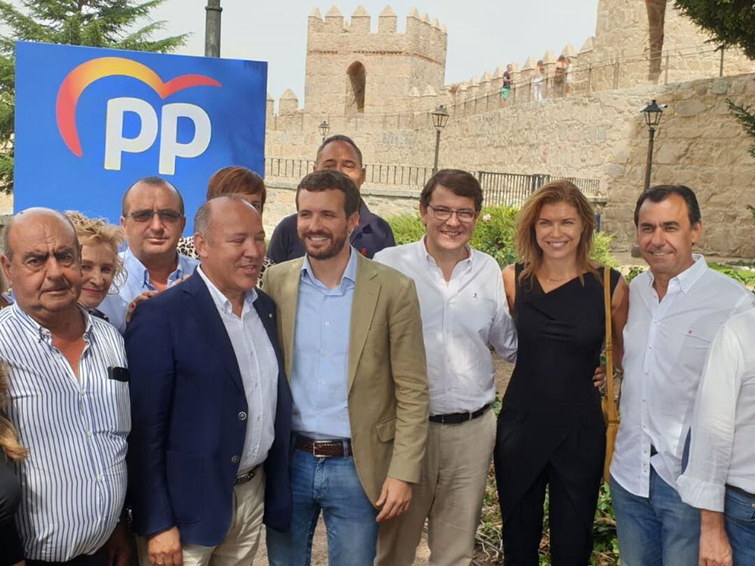 Dirigentes provinciales del PP junto a Alfonso Fernándz Mañueco y pablo Casado