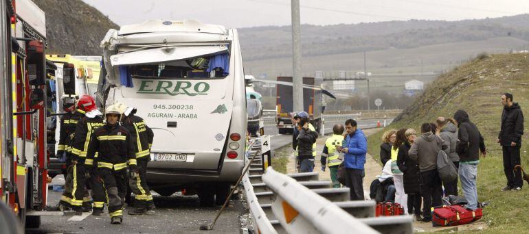 Varios efectivos del cuerpo de Bomberos en el lugar del accidente ocurrido hoy en la AP-1, a la altura del municipio alavés de Arrazua-Ubarrundia.