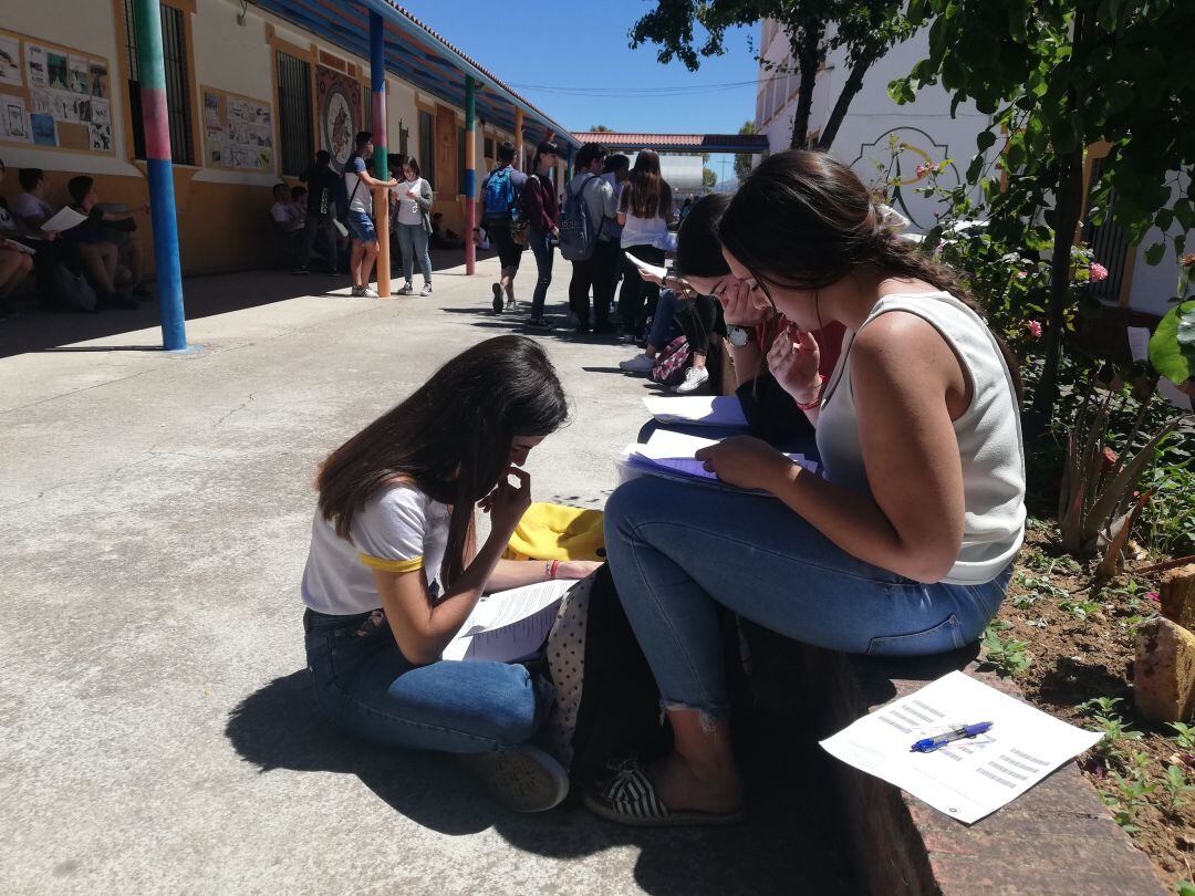 Alumnas repasando antes del exámen de Historia de España en las instalaciones del instituto rondeño Rodríguez Delgado