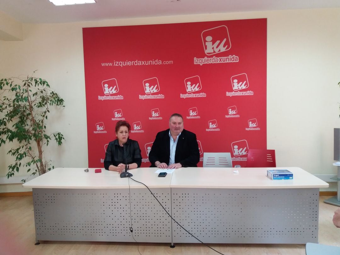 El coordinador de IU de Asturias , Ramón Argüelles y la secretaria de política municipal exponen su rechazo a la oferta del puesto número 3 en las listas para las generales del 28 de abril