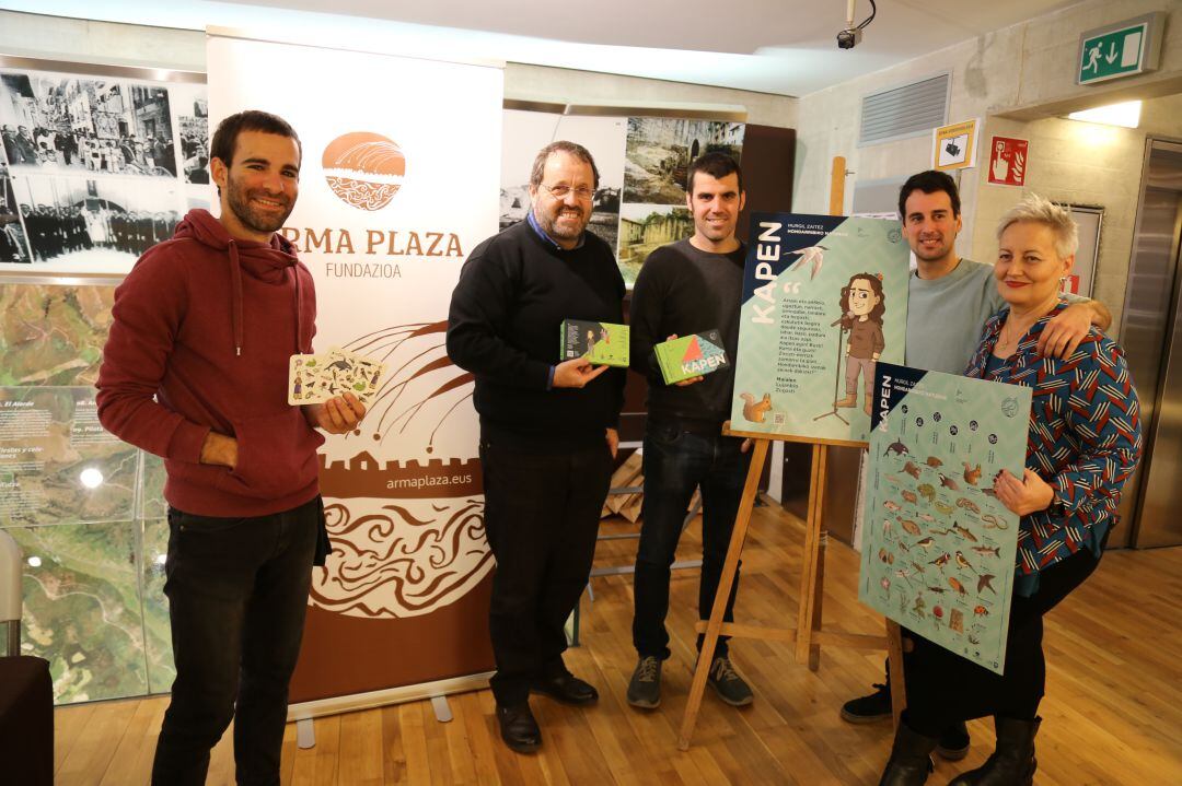 Presentación del juego de cartas y los posters sobre flora y fauna de Hondarribia en el centro Arma Plaza.