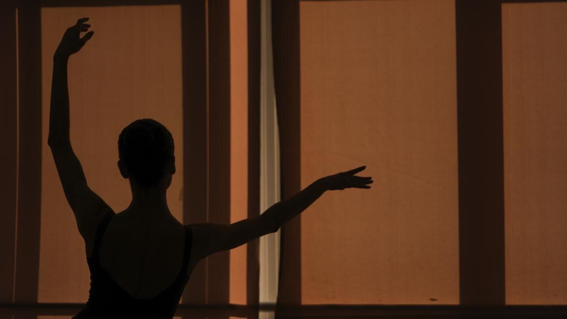 Silueta de una bailarina en una función de danza