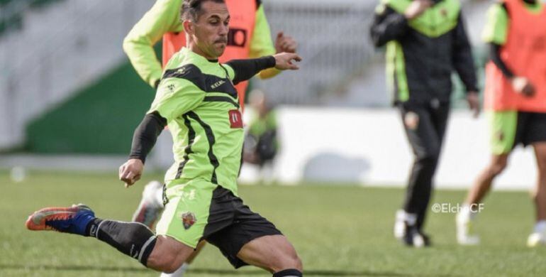 Collantes remata a portería en un entrenamiento con el Elche C.F.