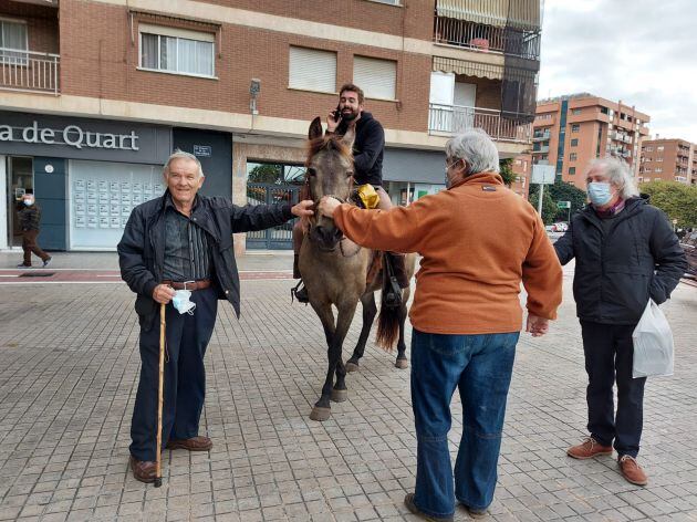 El joven ganadero pasea por València para denunciar su situación