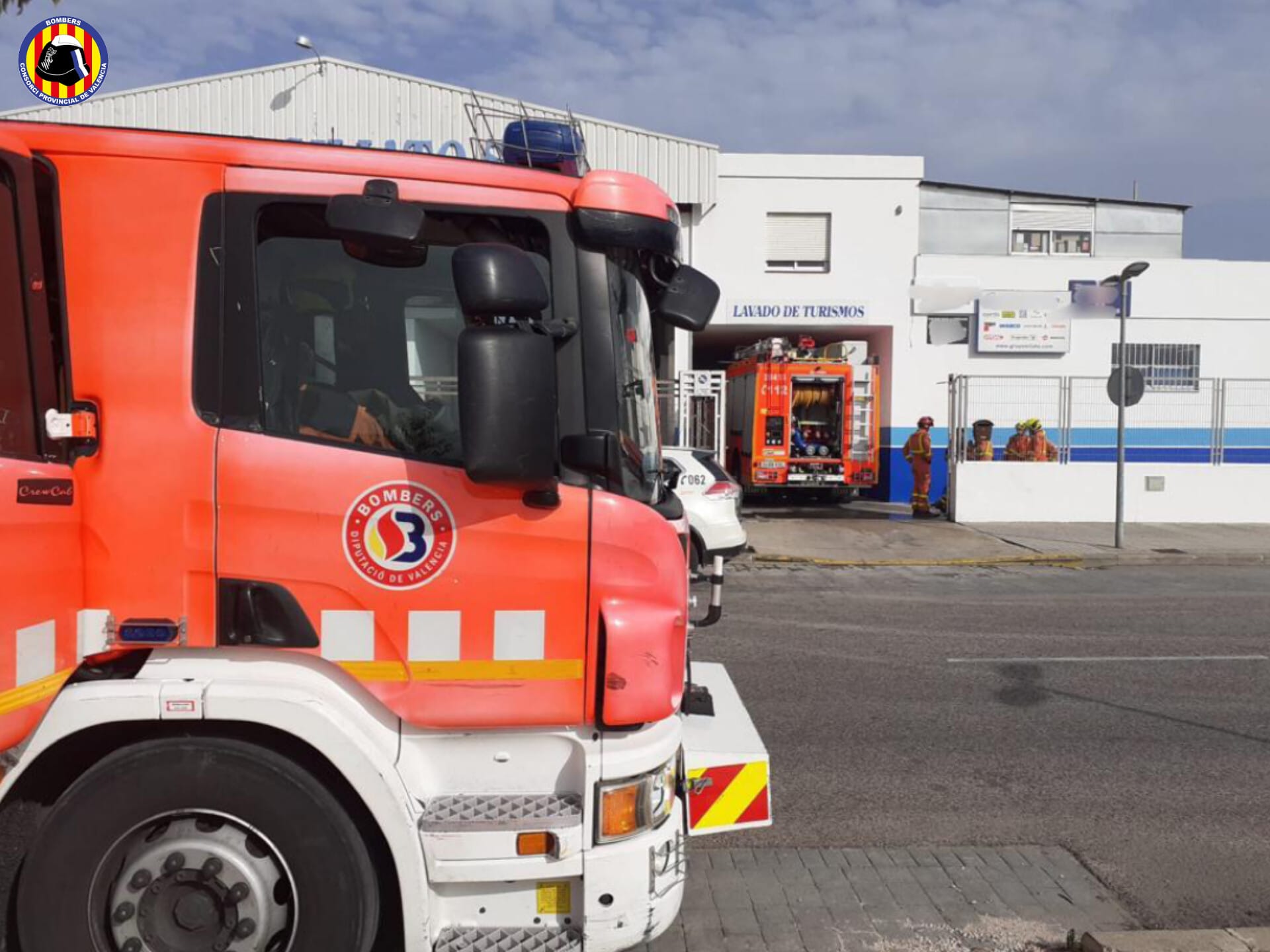Bomberos en la empresa de Oliva donde se intoxicaron dos trabajadores.
