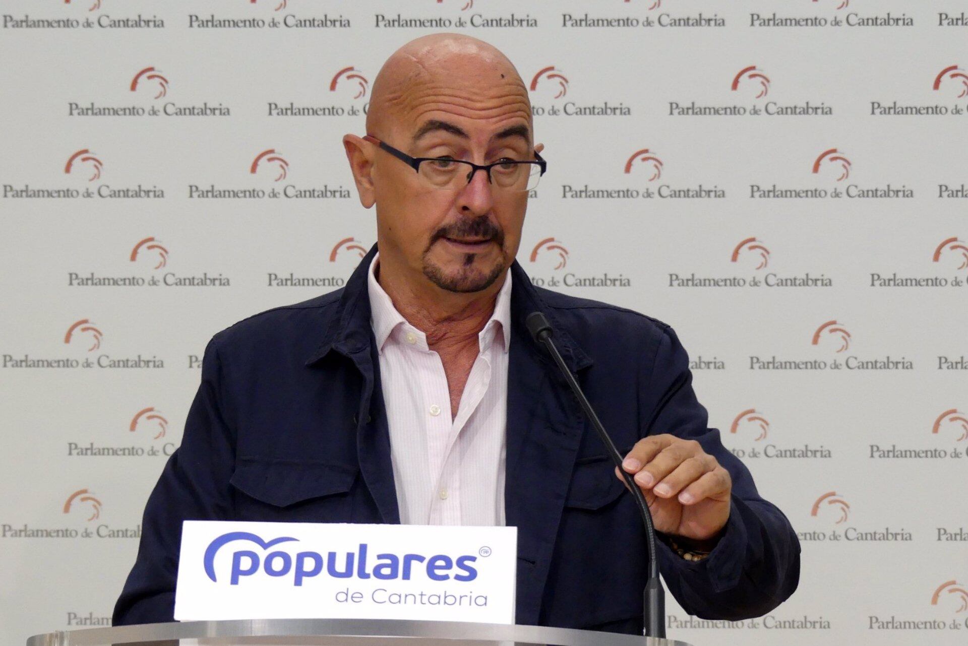 César Pascual, portavoz de Sanidad del grupo popular en el Parlamento de Cantabria - PPSe pregunta si puede ser una &quot;vendetta personal&quot; del consejero hacia Arroyo o un intento de colocar a alguien &quot;con el carné del PSOE&quot;

SANTANDER, 21 Sep. (EUROPA PRESS) -

El PP pedirá explicaciones en el Pleno del Parlamento de Cantabria del lunes, día 26, al consejero de Sanidad, el socialista Raúl Pesquera, por las razones del cese del director del Banco de Sangre y Tejidos, José Luis Arroyo, ya que lo ve