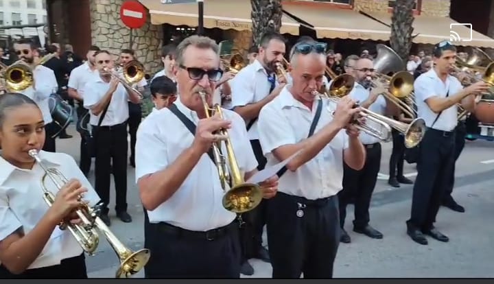 Músicos de las bandas, en Alzira