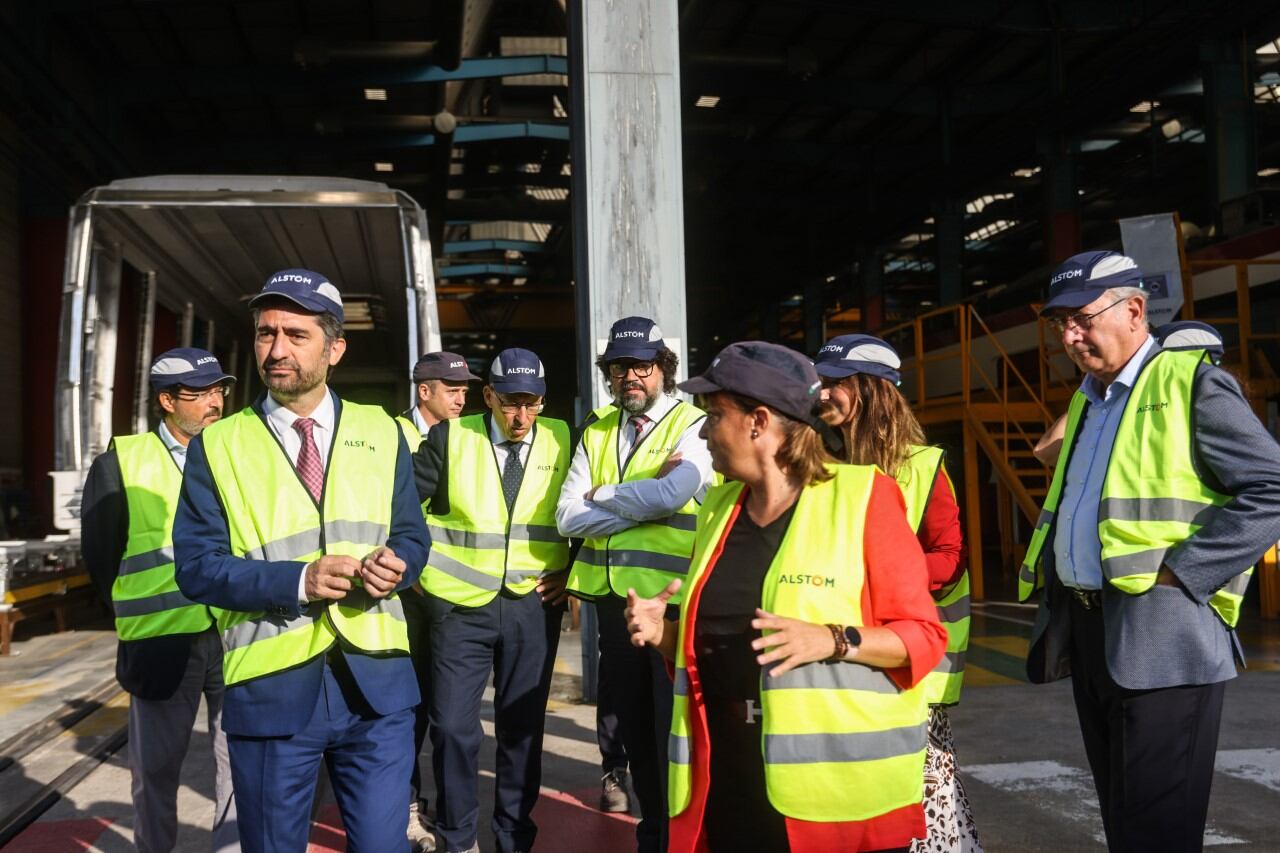 El vicepresident, Jordi Puigneró, la presidenta de Ferrocarrils de la Generalitat, Marta Subirà, i el president d'Alstom Espanya i Portugal, Leopoldo Maestu, han explicat avui com seran els trens de la futura línia a l'Aeroport del Prat