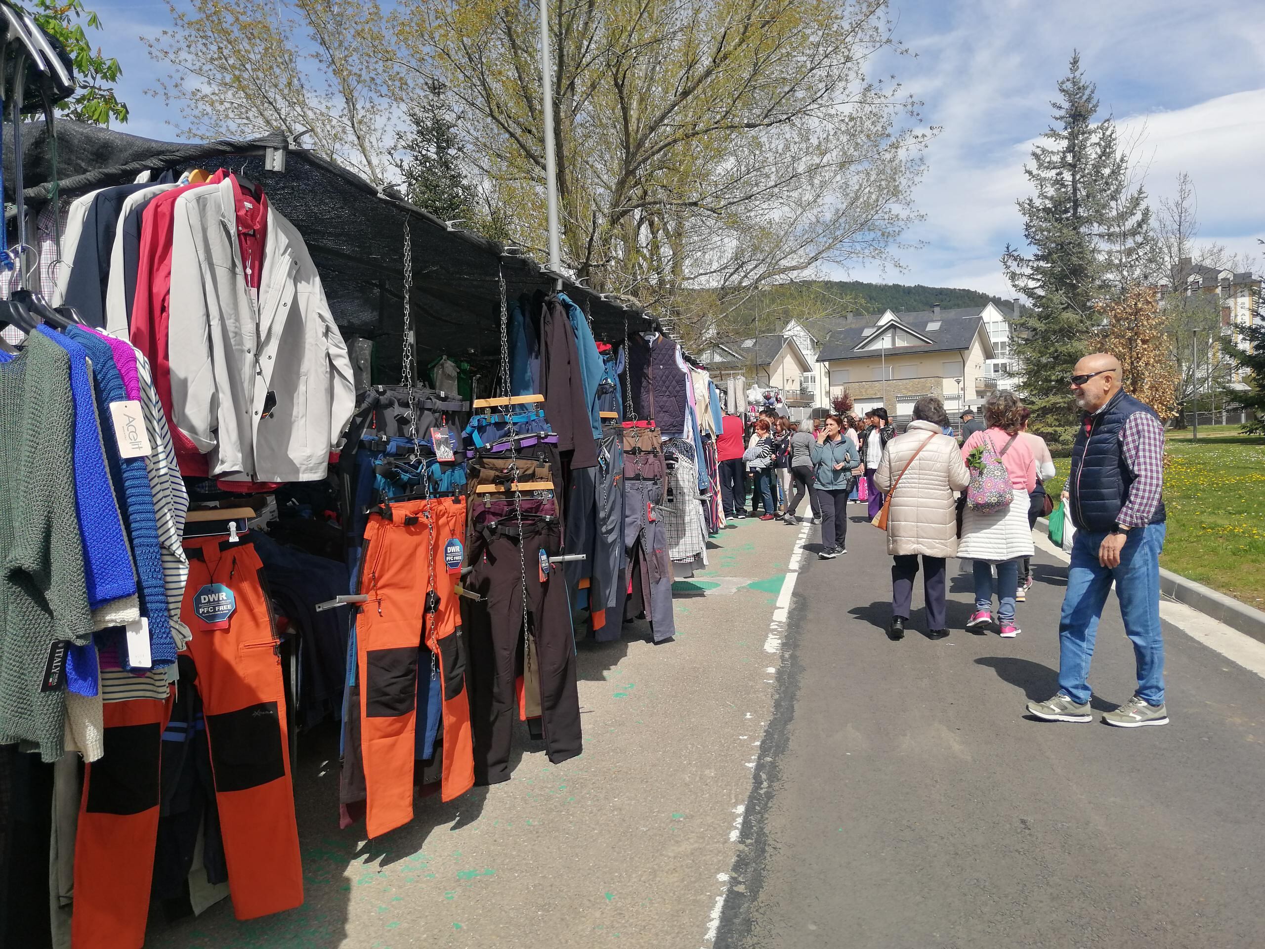 Este viernes acudían 9 puestos de venta ambulante de textil y alimentación