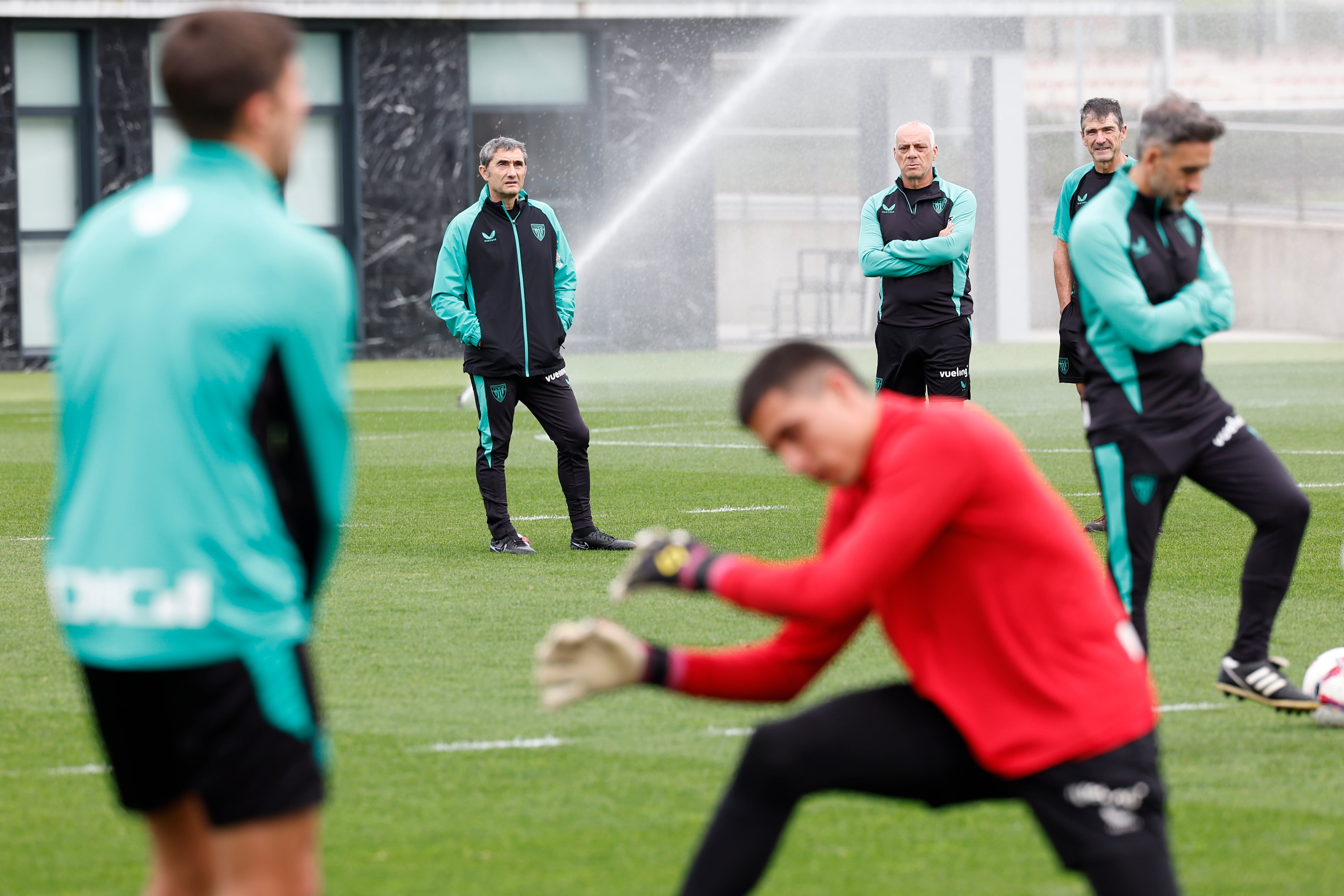 Ernesto Valverde supervisa un entrenamiento con el que el conjunto rojiblanco prepara el partido liguero del domingo ante el Valladolid en el José Zorrilla