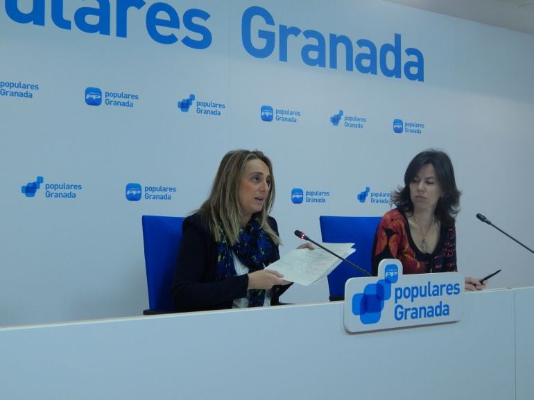 Las parlamentarias andaluzas por el PP de Granada, Marifrán Carazo y Ana Vanessa García, explican las enmiendas presentadas al presupuesto de la Junta de Andalucía.