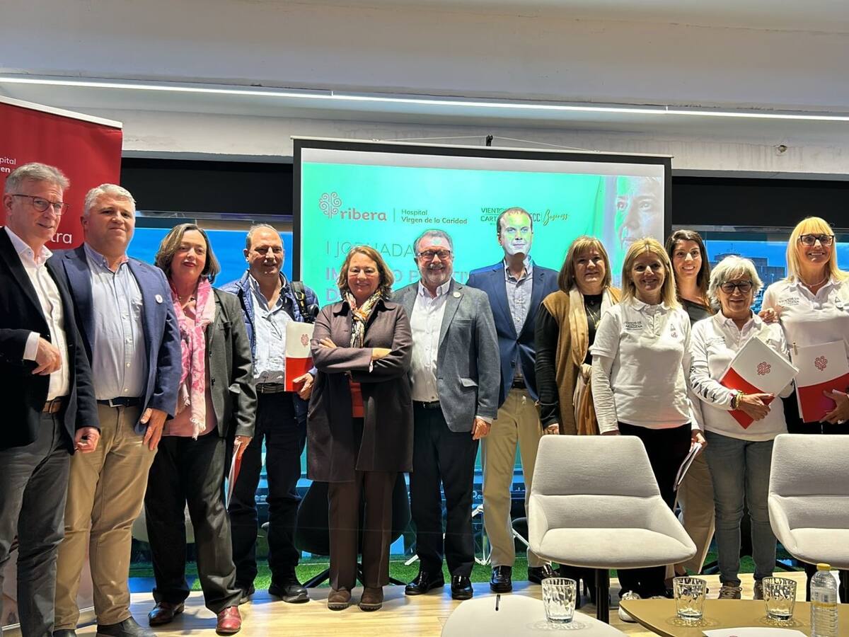El Hospital Ribera Virgen de la Caridad reúne a un centenar de personas en una jornada sobre beneficios del deporte en el cáncer de mama