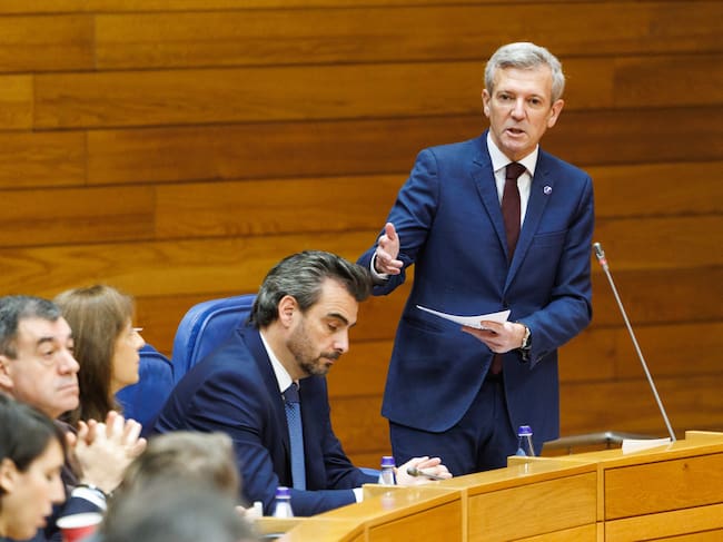 O presidente da Xunta, Alfonso Rueda, responde ás preguntas dos grupos na Cámara. Parlamento de Galicia, 25/03/26.