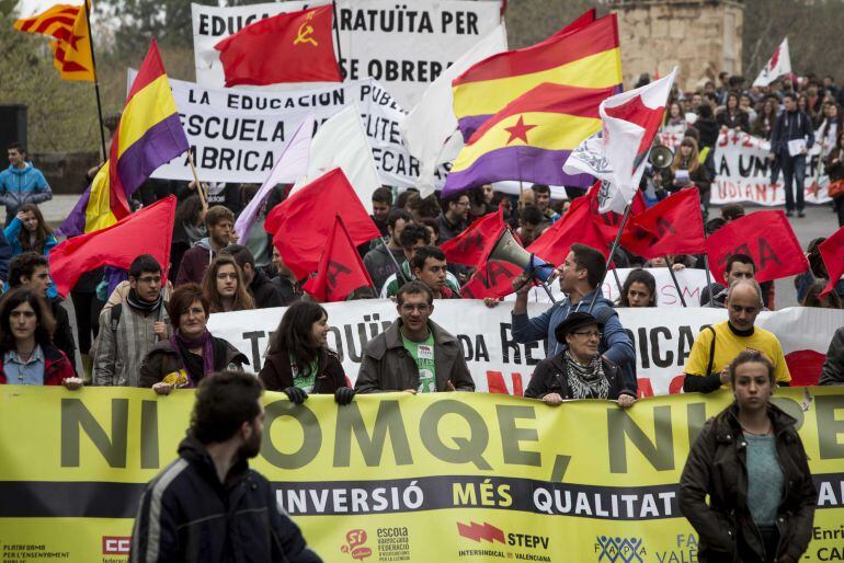 Huelga en las universidades y manifestación de estudiantes y docentes contra la reforma del sistema universitario con grados de tres años más dos años de máster