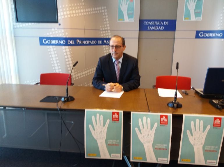 El director general de Salud Pública del Principado, Antonio Molejón, presenta el informe sobre el SIDA correspondiente a 2015