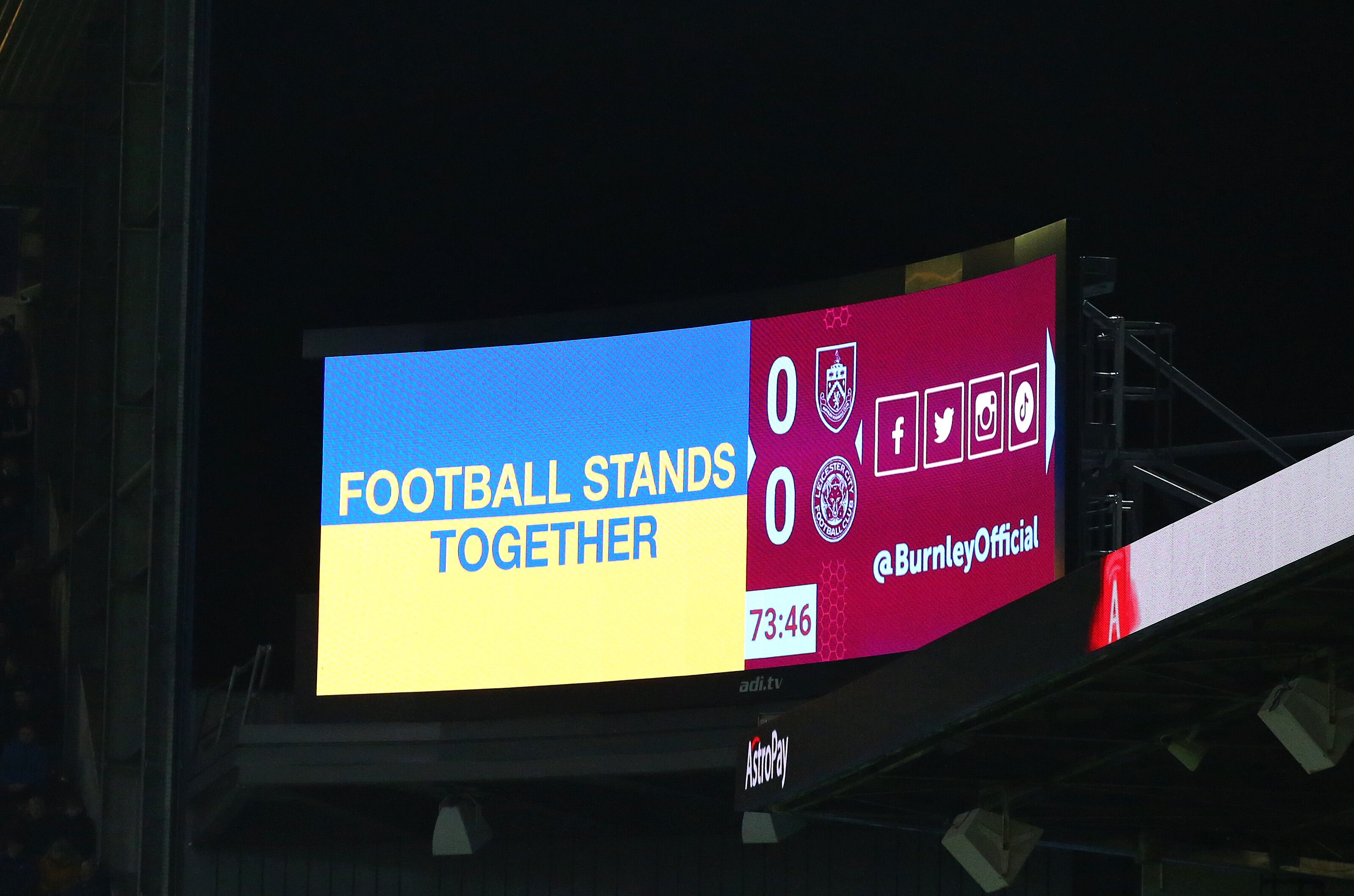 El videomarcador durante el partido entre Burnley y Leicester en apoyo al pueblo ucraniano