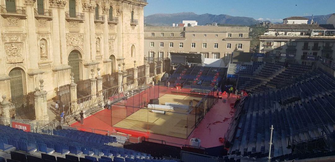 Estado del montaje de la pista del World Padel Tour en Jaén.