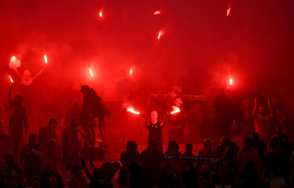 La afición del Benfica cubre Da Luz de humo con fuegos artificiales y una veintena de bengalas