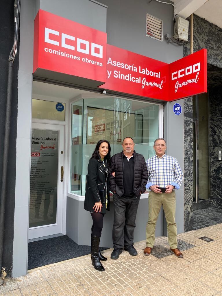 Cristina Peral, Agustín Martín y Juan Núñez, durante la inauguración de la asesoría laboral y sindical de Comisiones Obreras en Gamonal