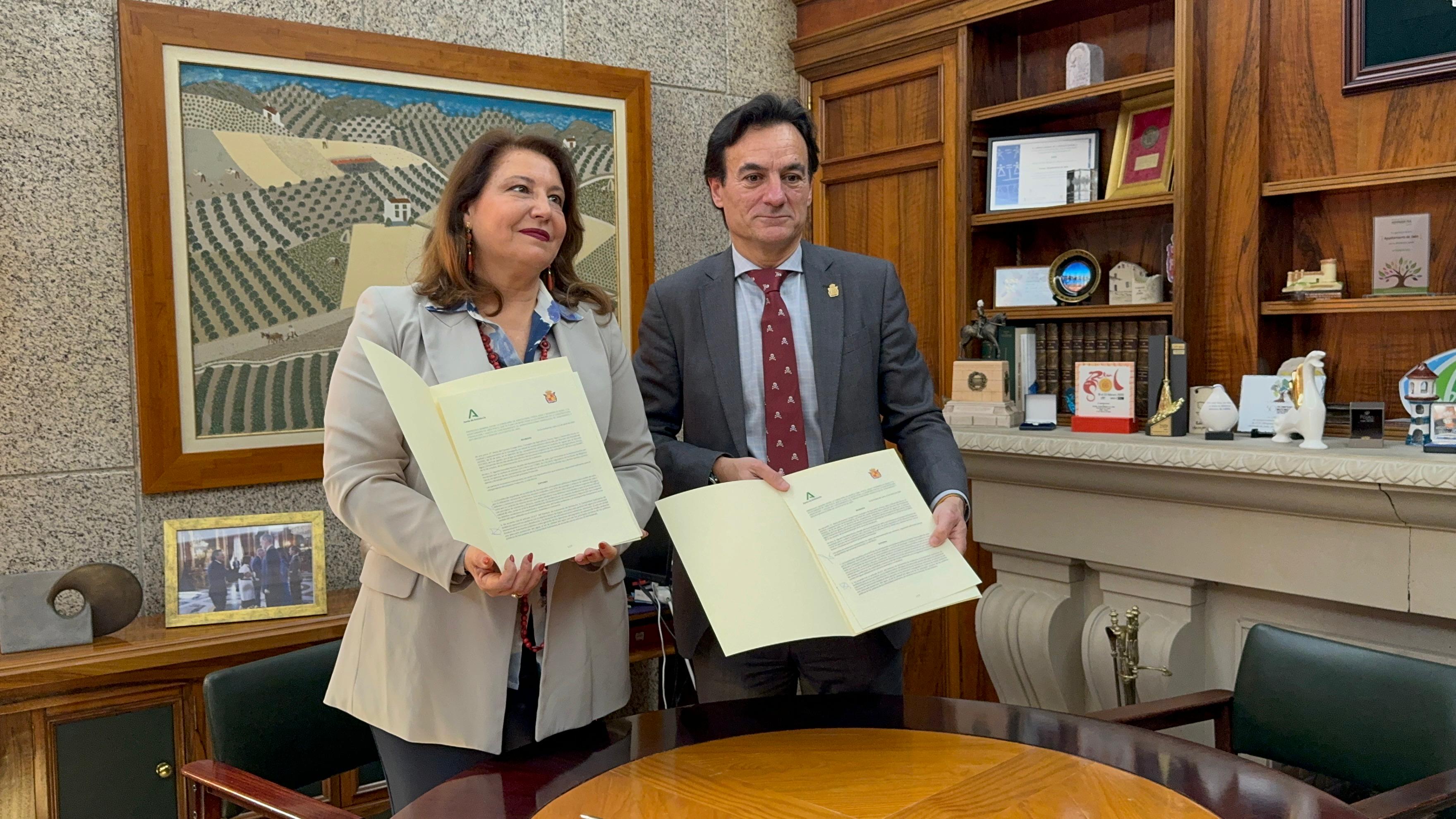 La consejera de Agricultura, Pesca, Agua y Desarrollo Rural, Carmen Crespo, y el alcalde de Jaén, Agustín González, junto con el protocolo firmado.