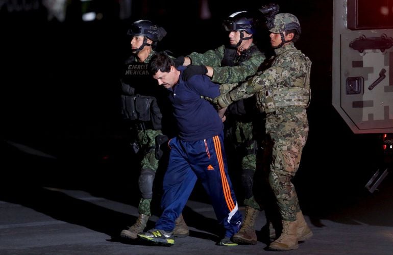 &#039;El Chapo&#039; Guzman, escoltado antes de su traslado a prisión. 