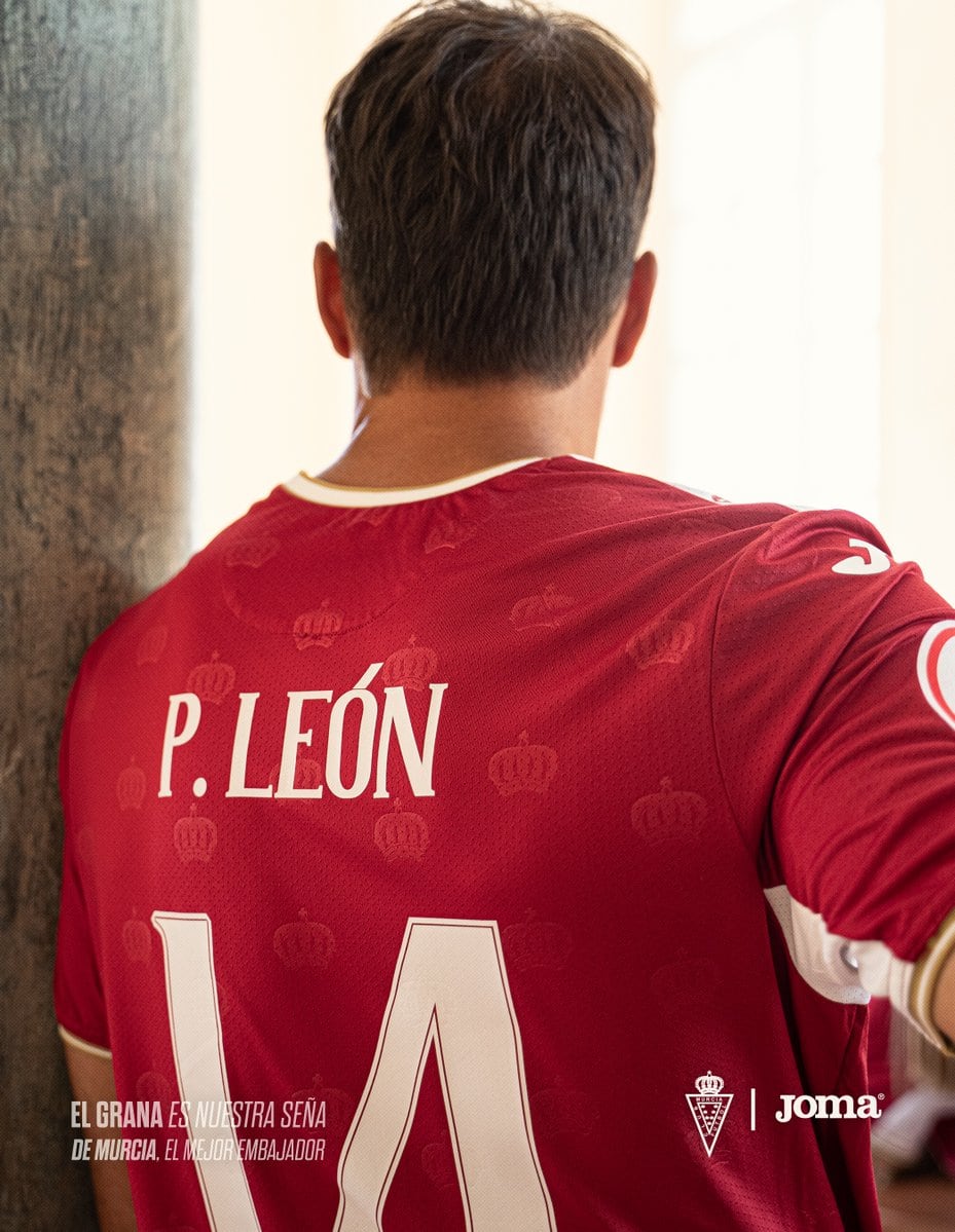 Pedro León, ejerciendo como modelo de la primera equipación