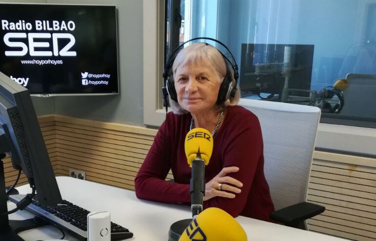 Alicia Giménez Bartlett en los estudios de la SER Bilbao