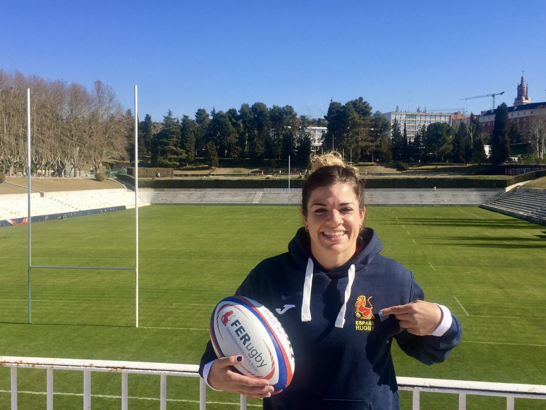 Sidorella Bracic posa con la sudadera de la Selección Española de Rugby