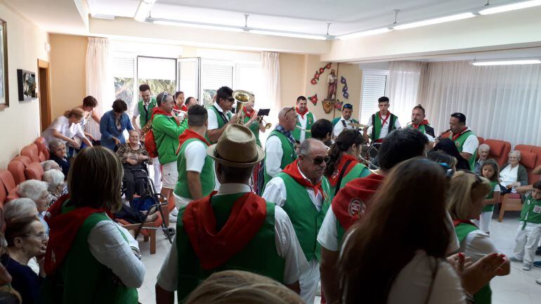 Componentes de la Peña El Alboroto en su visita a los ancianos del asilo de las Hermanitas