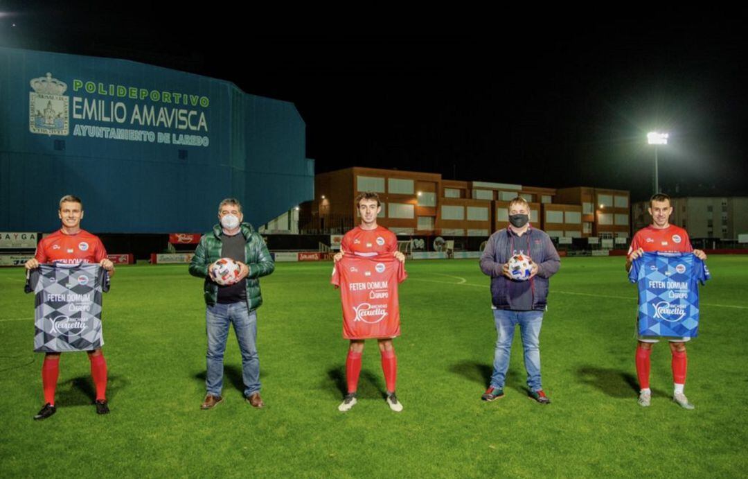 Presentación de las camisetas del CD Laredo 