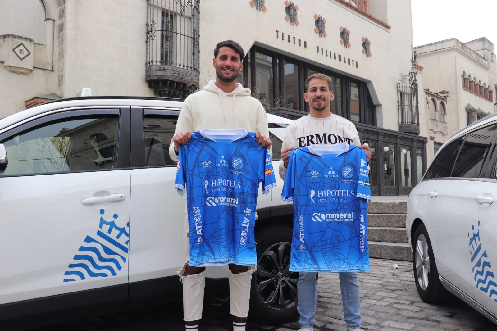 Garrido y Durán posando con la camiseta del Xerez DFC