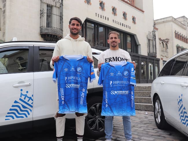 Garrido y Durán posando con la camiseta del Xerez DFC