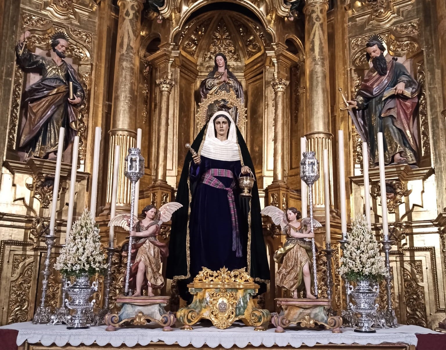 La imagen de Santa Marta preside el altar mayor de la parroquia de San Andrés