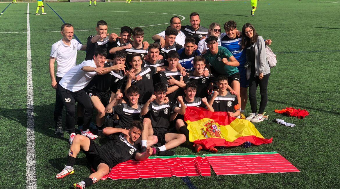 El equipo juvenil celebrando el ascenso