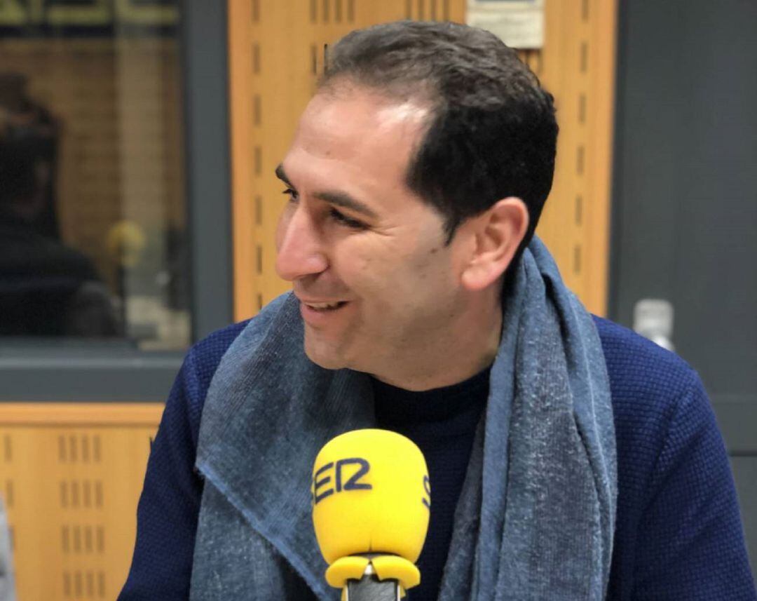 Mario Simón en los estudios de Radio Palencia de la Cadena SER