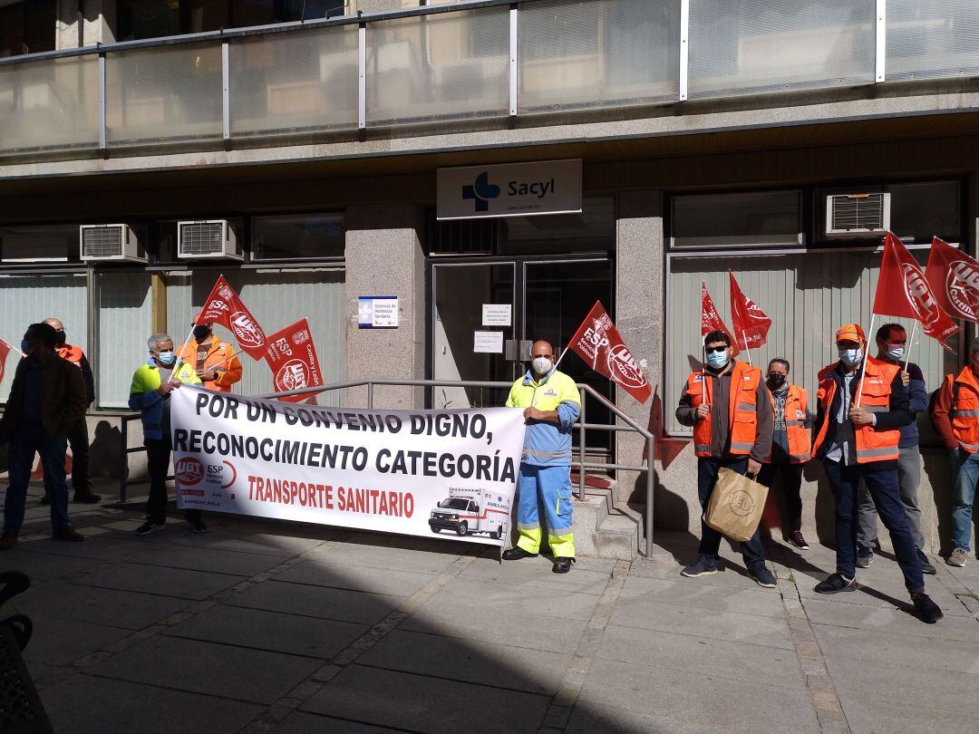 Trabajadores de Ambuibérica a las puertas de la Gerencia de Salud