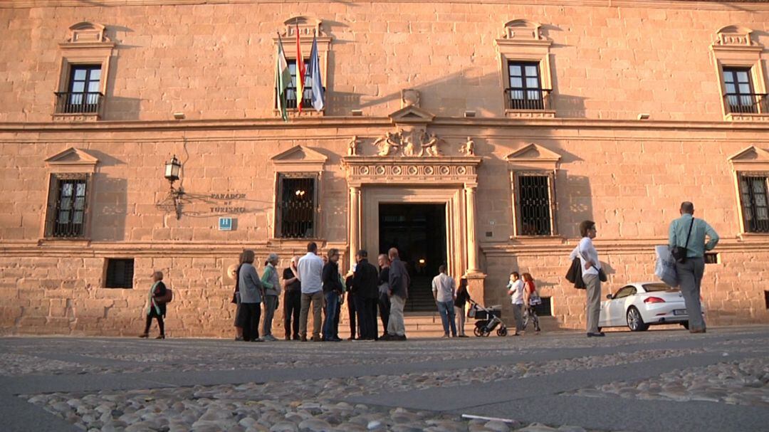 Grupo de turistas frente al Parador de Turismo de Úbeda