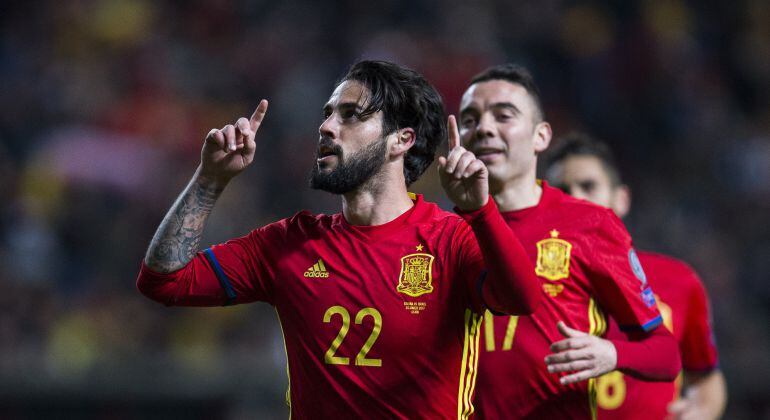 Isco celebra su gol con España