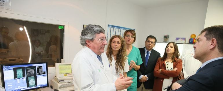 El presidente García-Page ha visitado este viernes la nueva resonancia magnética del Hospital de Toledo