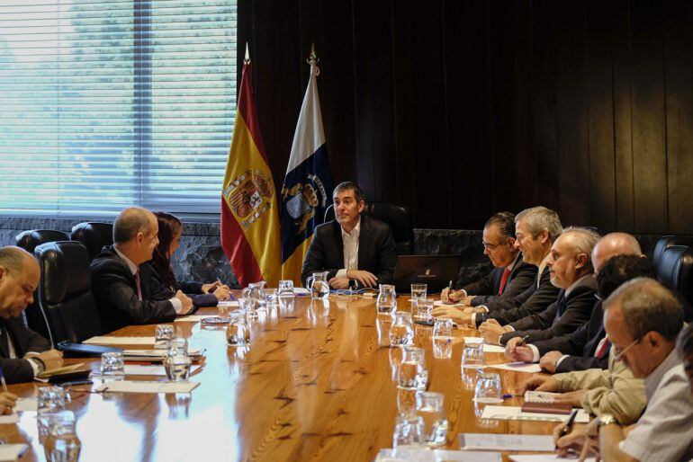 El presidente canario, Fernando Clavijo, junto con representantes de la Patronal en el Consejo Asesor. 