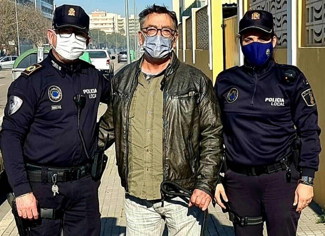 Un vecino de Gandia con los agentes que le salvaron la vida