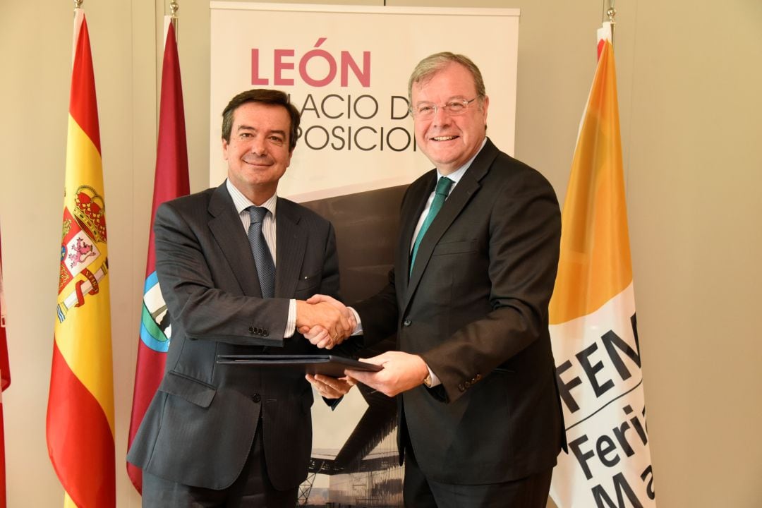 El alcalde de León, Antonio Silván, durante la firma del acuerdo con el director general de la Institución Ferial de Madrid (IFEMA), Eduardo López-Puertas