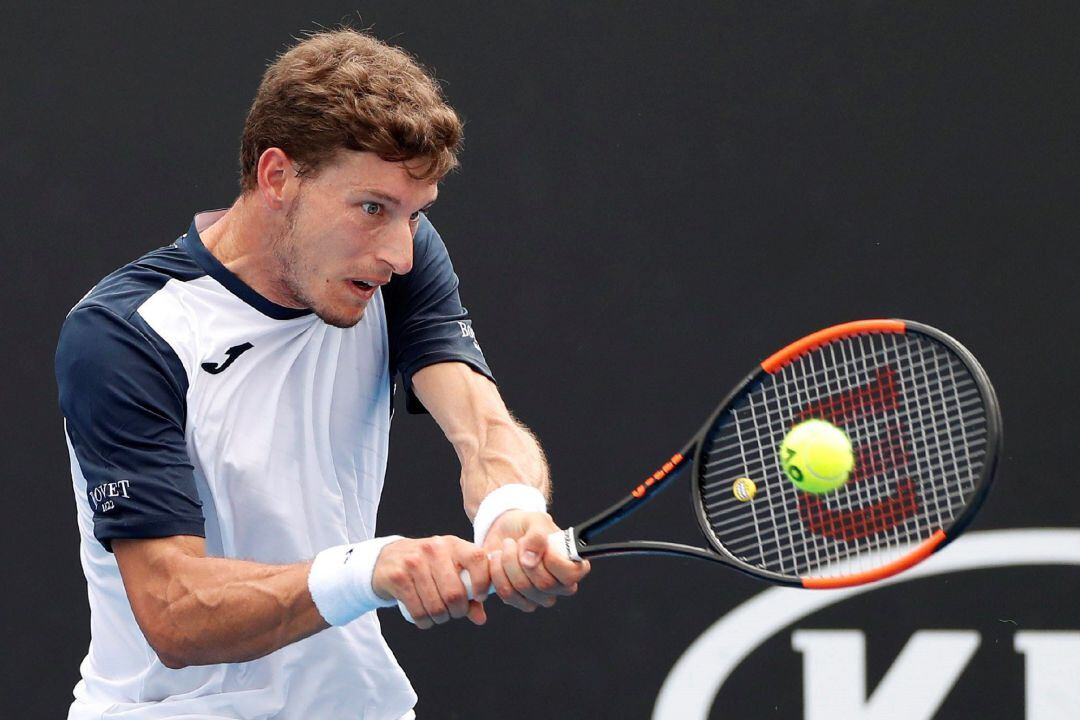 Pablo Carreño en acción ante Iliá Ivashka de Bielorrusia hoy, durante un partido del Abierto de Australia, en Melbourne (Australia).