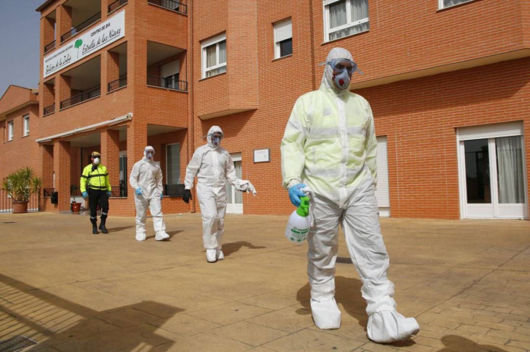 Soldados de la UME (Unidad Militar de Emergencias) tras desinfectar las dependencias de la residencia de mayores de La Zubia (Granada) afectada por la covid-19 en abril de 2020