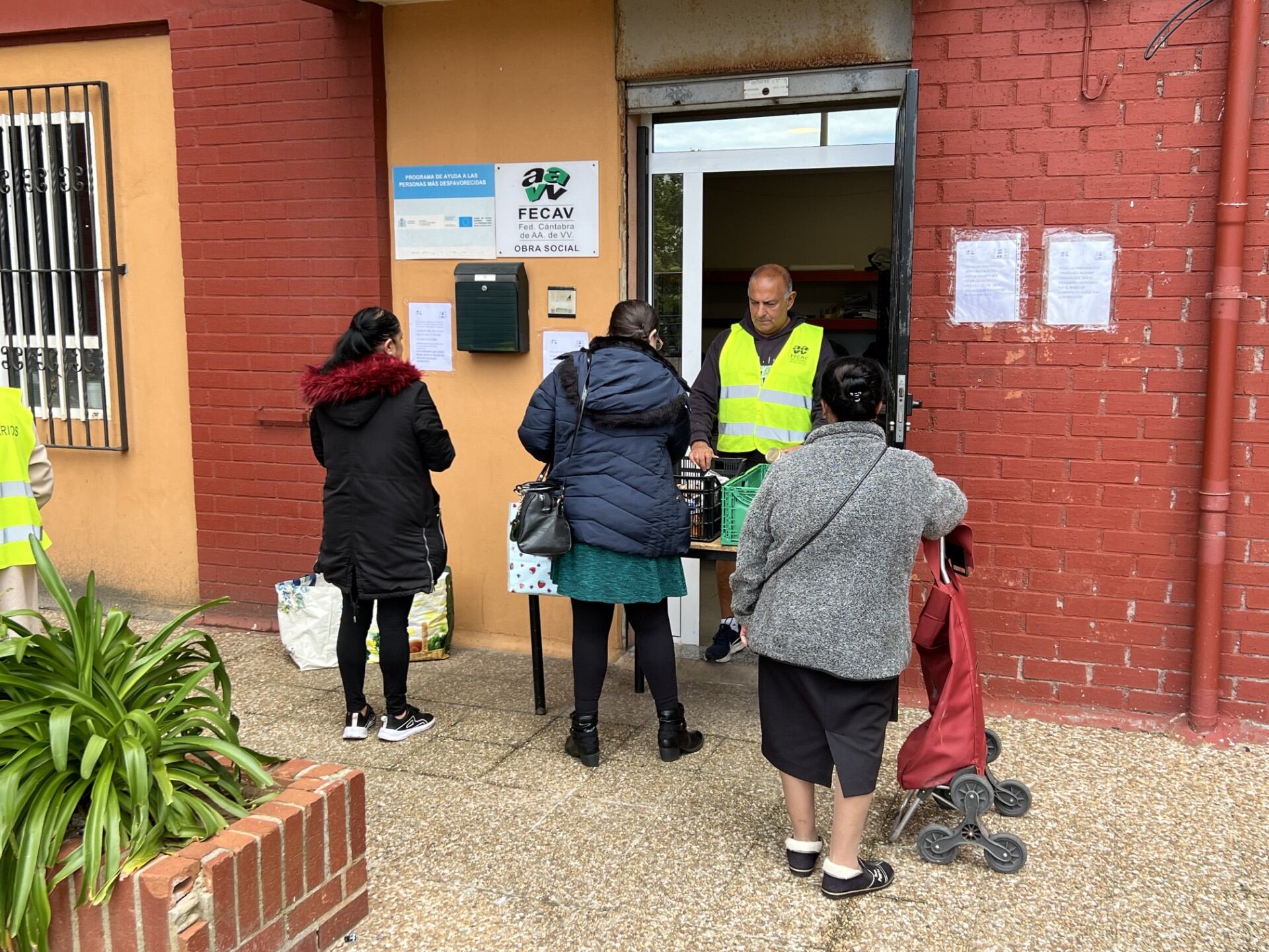 Reparto de alimentos en la sede de la Fecav, en Santander.