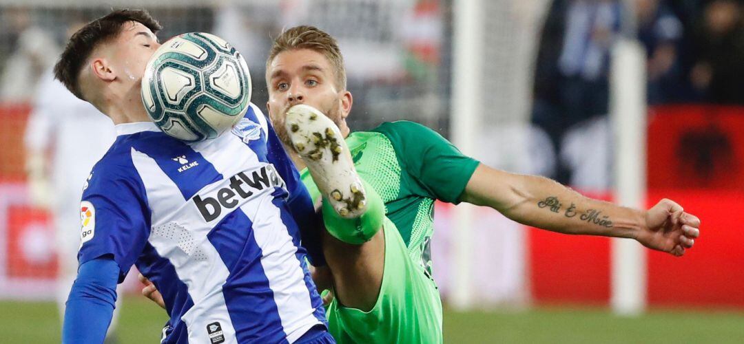 El centrocampista del Deportivo Alavés Borja Sáiz (i) lucha con el defensa francés del Leganés Kevin Rodrigues, durante el partido de la jornada 17 de LaLiga disputado en el estadio de Mendizorroza, en Vitoria.