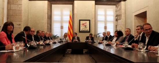 Taula de la cimera pel dret a decidir, al Palau de la Generalitat amb representants del govern, els partits favorables a la consulta, ens locals i diputacions