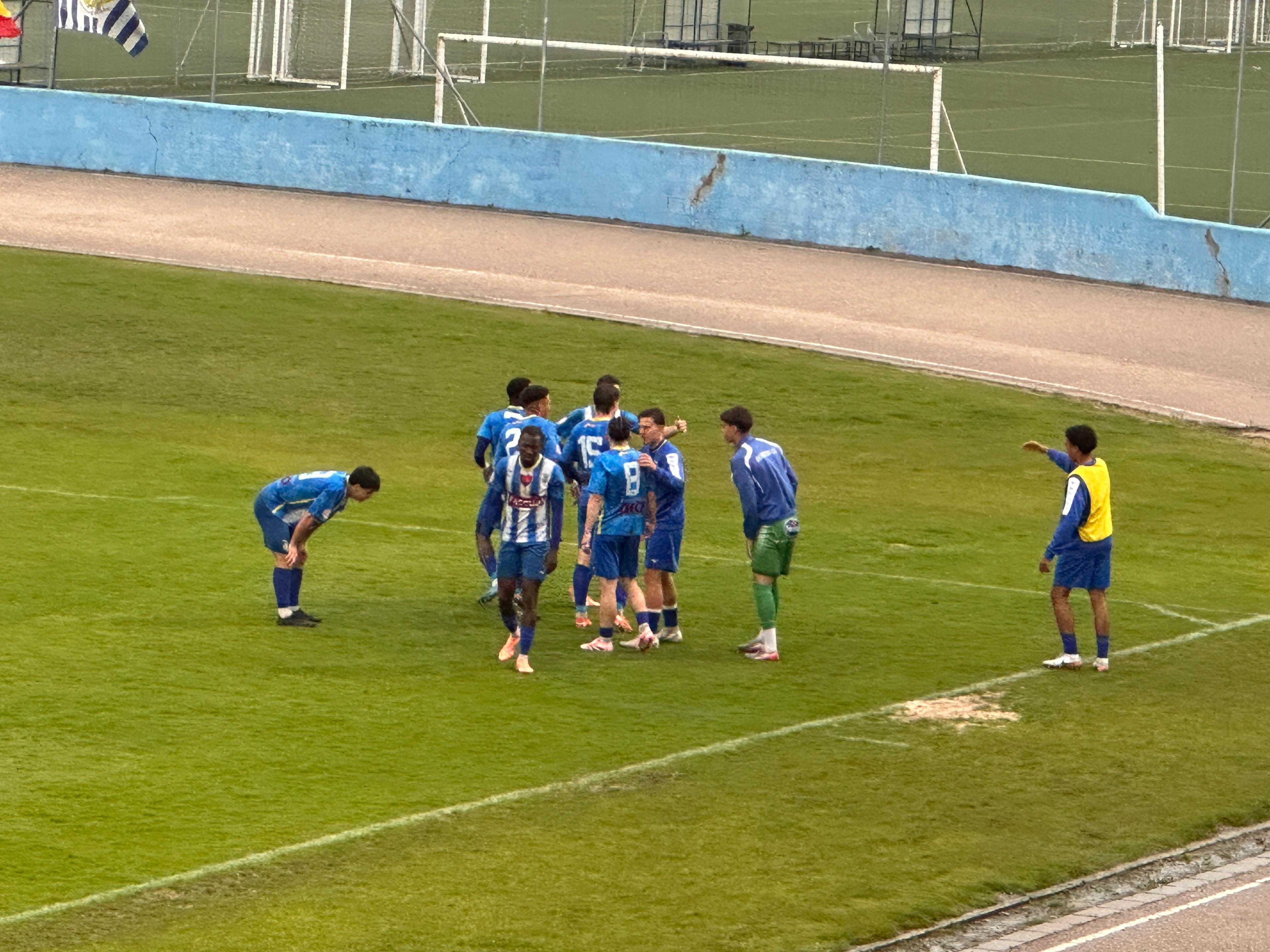 La Arandina celebra uno de los goles